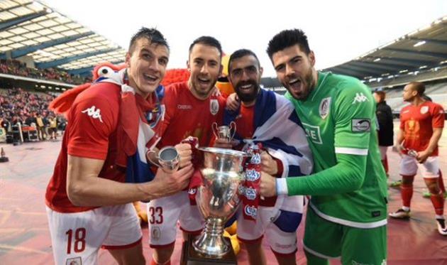 Вальдес с партнерами празднует победу, PhotoNews