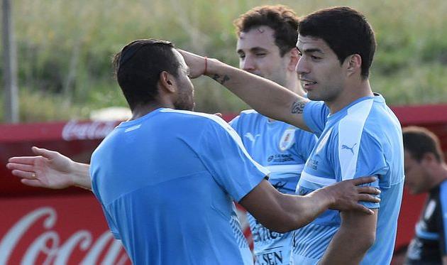 Луис Суарес (справа) на тренировке, Sky Sports