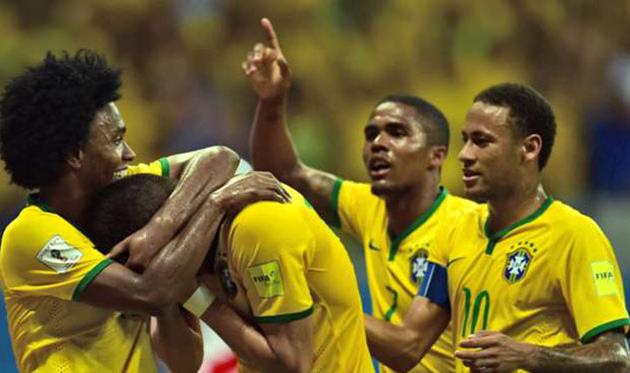 Виллиан, Дуглас Коста и Неймар, goal.com