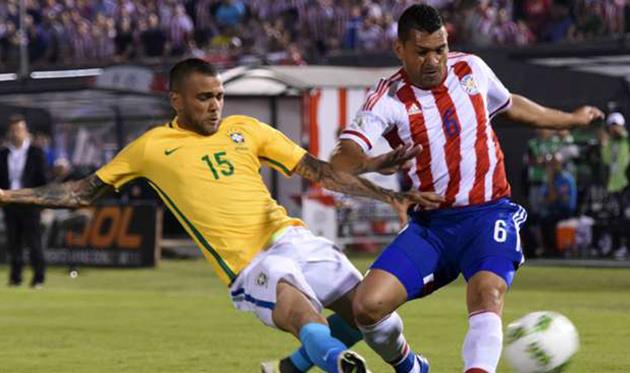 Дани Алвес (слева), AFP