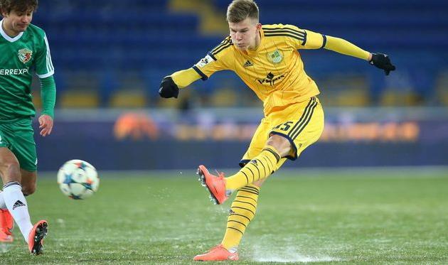 Эдуард Соболь (по центру) в игре с Ворсклой, Фото Александра Осипова, Football.ua 