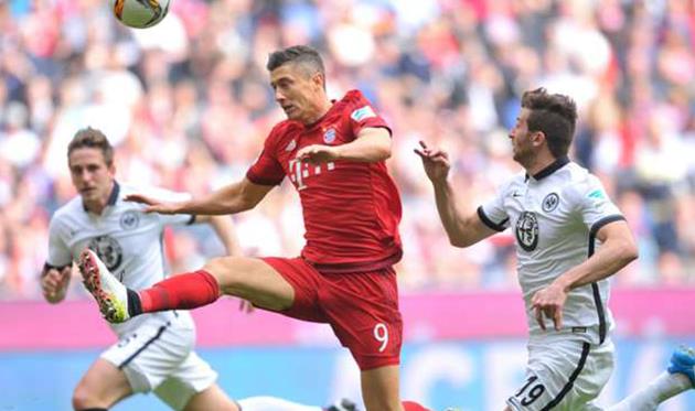 Роберт Левандовски (в центре), bongarts