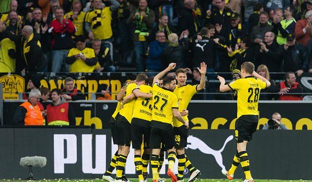 Игроки Боруссии Дортмунд празднуют взятие ворот, getty images