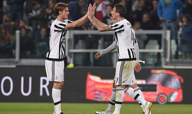 Ругани и Манджукич празднуют гол Марио, getty images