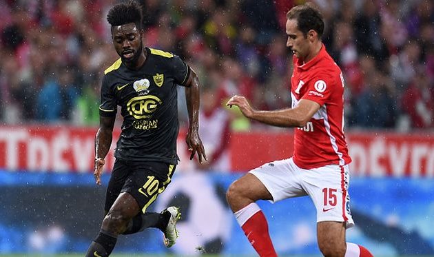 ЛУКМАН АРУНА (СЛЕВА), GETTY IMAGES