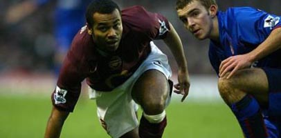 Эшли Коул (слева)