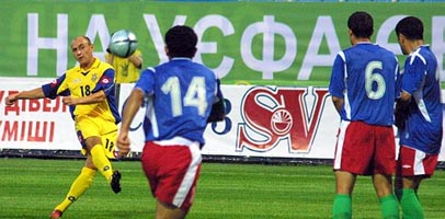 Назаренко забивает со штрафного, фото А.Приходько, football-online.com.ua