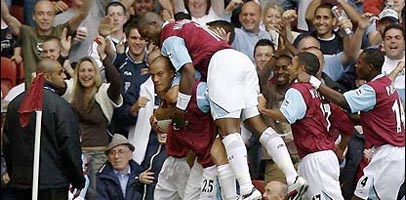 Бобби Замору поздравляют партнеры, bbc.co.uk