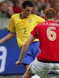 Элано в матче за сборную