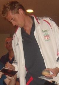 Питер Крауч с радостью раздавал автографы