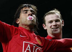 Тевес празднует гол, Reuters