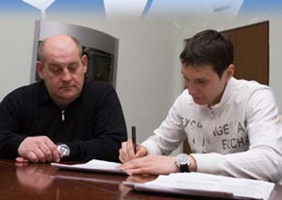 Новичок оформляется, фото fcdnipro.dp.ua