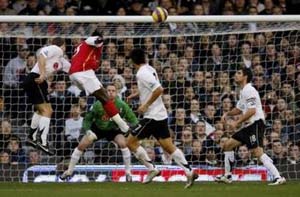 Адебайор забивает, Reuters