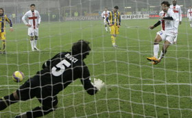 Златан реализует злосчастный пенальти, АР