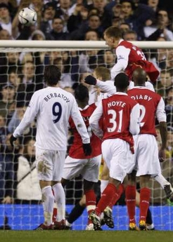 Бендтнер забивает. В свои ворота, Reuters