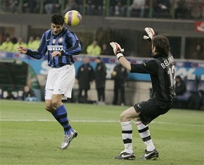 Крус открывает счет, АР