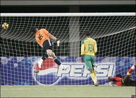 Бафана Бафана получает от Манучо, АР