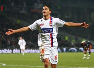 Хатем Бен Арфи празднует гол, АР