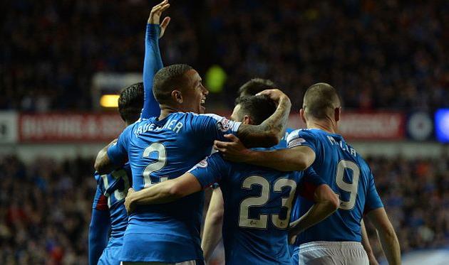 Игроки Рейнджерс празднуют взятие ворот Дамбартона, Getty Images