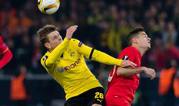 Деян Ловрен (справа) борется с Лукашем Пишчеком, Getty Images