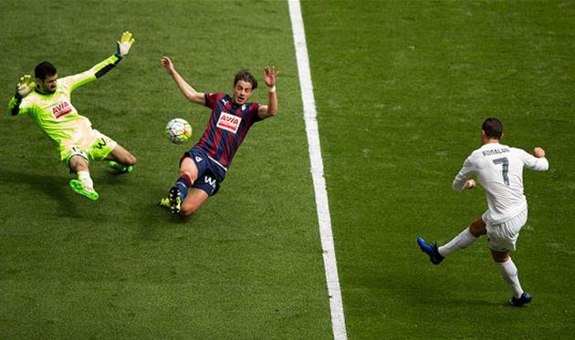 Роналду забивает третий гол в поединке, getty images