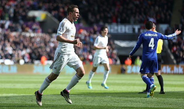 Гильфи Сигурдссон принес Суонси три очка, Getty Images