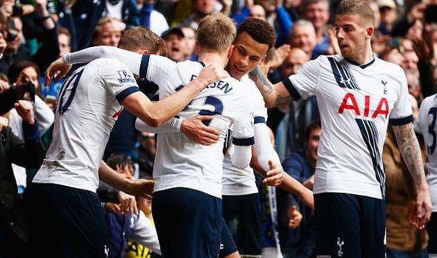 Игроки Тоттенхэма празднуют взятие ворот МЮ, Getty Images