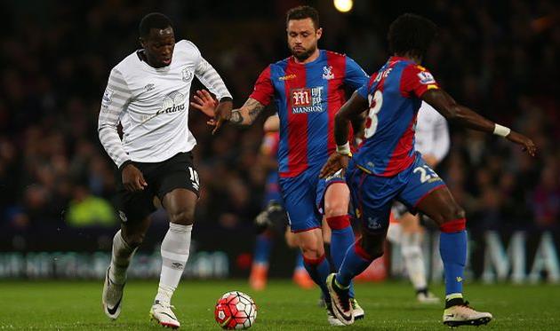 Лукаку в окружении Дилэйни и Суаре, Getty Images