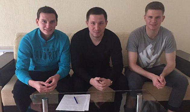 Александр Насонов (слева) и Дмитрий Юсов (справа) вместе со своим агентом, Facebook