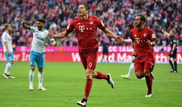 Автор дубля в ворота Шальке - Роберт Левандовски, getty images