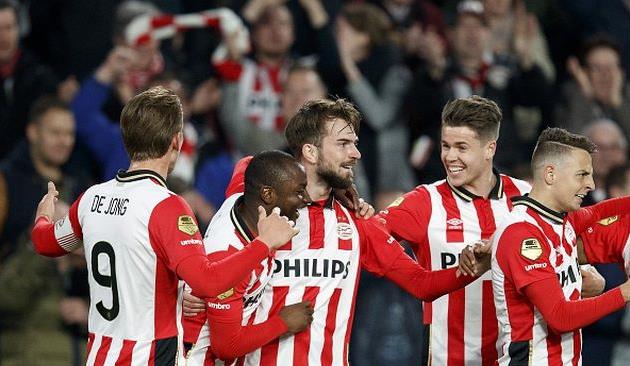 Игроки ПСВ празднуют первый гол в матче, getty images