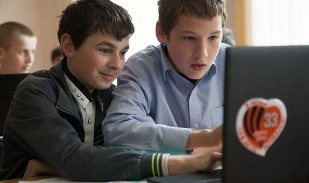 Дети из интернатов Донбасса получили ноутбуки от Дарио Срны, Getty Images