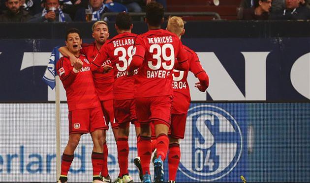 Игроки Байера празднуют третье взятие ворот в матче, getty images