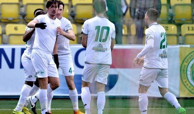 Партнеры по команде поздравляют Артема Милевского с очередным голом, csconcordia.ro