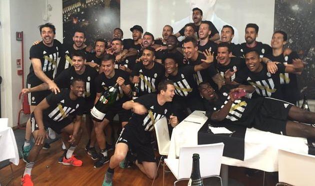 Игроки Юве отмечают чемпионство на клубной базе, juventus.com