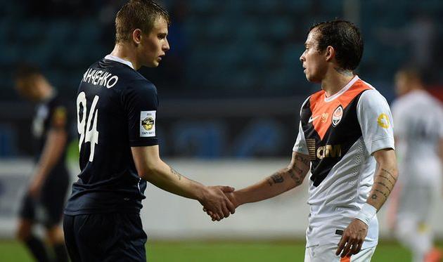 После финального свистка Олег Данченко (слева) извинился перед своим будущим одноклубником, shakhtar.com