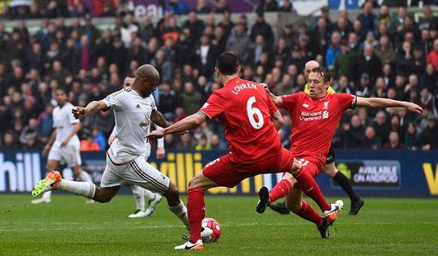 Андре Айю забивает третий гол в поединке, getty images