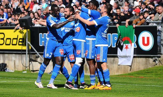 Игроки Марселя празднуют взятие ворот Анже, Getty Images