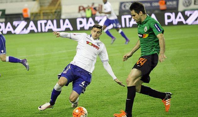 Максим Белый (слева) атакует своего оппонента, hajduk.hr