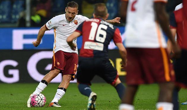 Франческо Тотти забил со штрафного, getty images