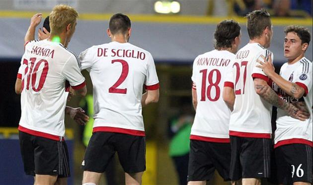 Игроки Милана празднуют единственный гол в матче, getty images