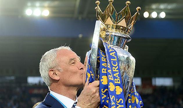 Клаудио Раньери с трофеем АПЛ, getty images