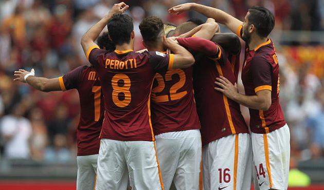 Игроки Ромы празднуют первое взятие ворот в матче, getty images