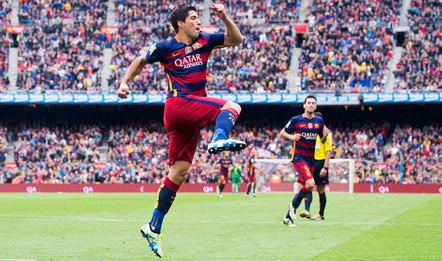 Луис Суарес празднует взятие ворот Эспаньола, Getty Images