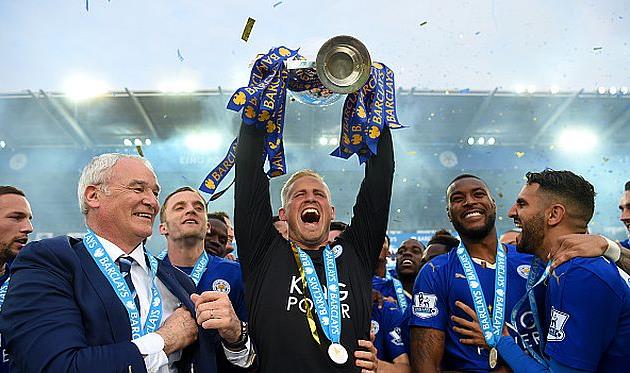 Каспер Шмайхель с кубком АПЛ, getty images