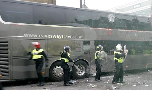 Правоохранители пытаются защитить клубный автобус МЮ от атак фанов Вест Хэма, Twitter