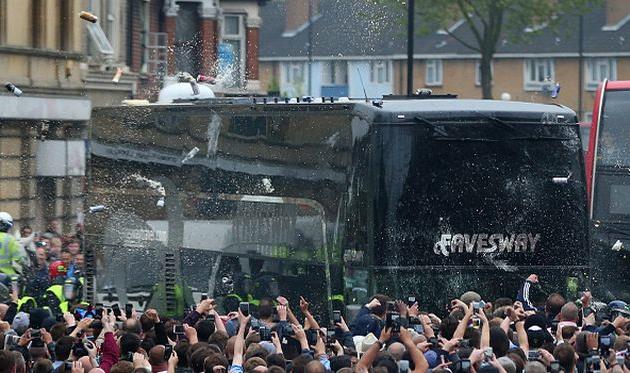Автобус МЮ забросали бутылками и камнями, Getty Images