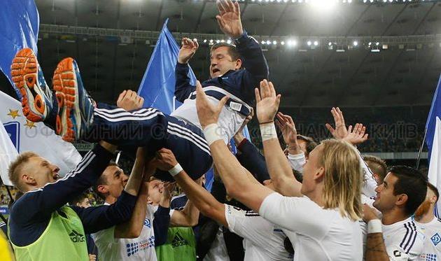 Игроки Динамо качают Рауля Рианчо после досрочного оформления чемпионства, fcdynamo.kiev.ua