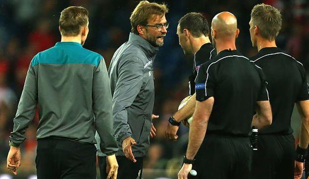 Юрген Клопп выражает свои претензии арбитрам, getty images