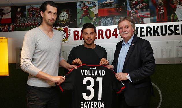 Кевин Фолланд (в центре), фото ФК Байер